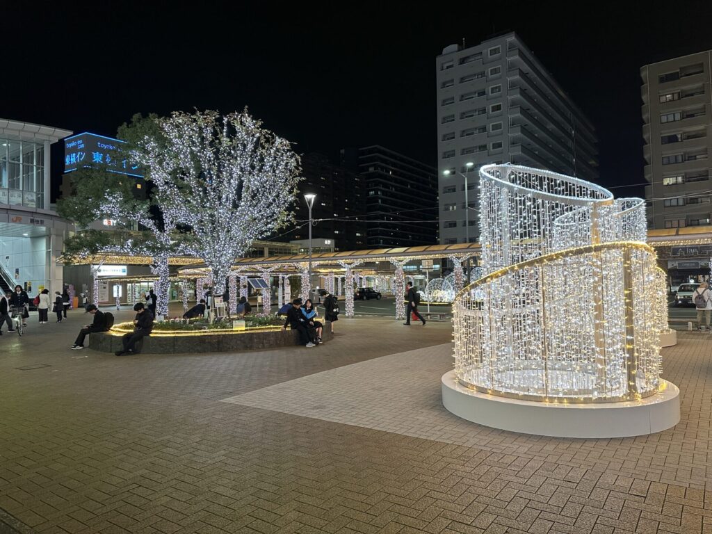 駅のイルミネーションを遠目に