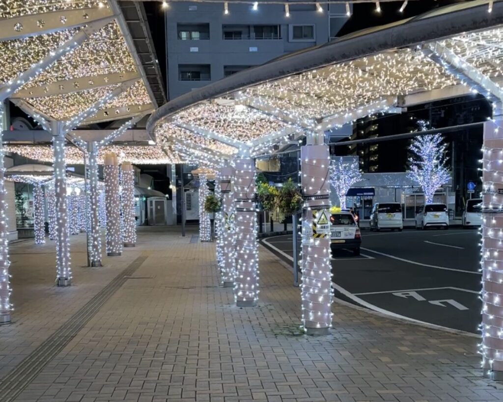 駅前ロータリー通路のイルミネーション